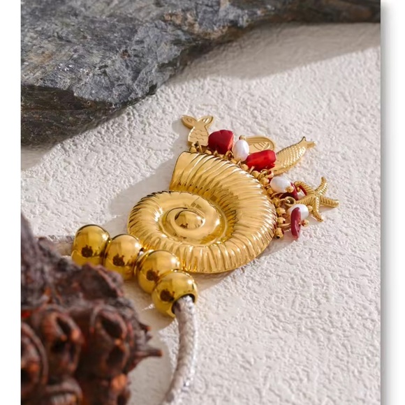 Golden Seashell Pendant Necklace – Nautical Charm with Natural Stone Accents - Picture 5 of 17